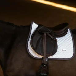 Equestrian Stockholm - Tapis de selle Modern White Dark Violet