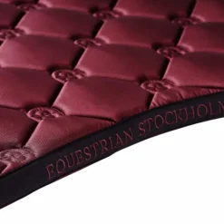 Equestrian Stockholm - Tapis de dressage Twill Luxe rouge foncé